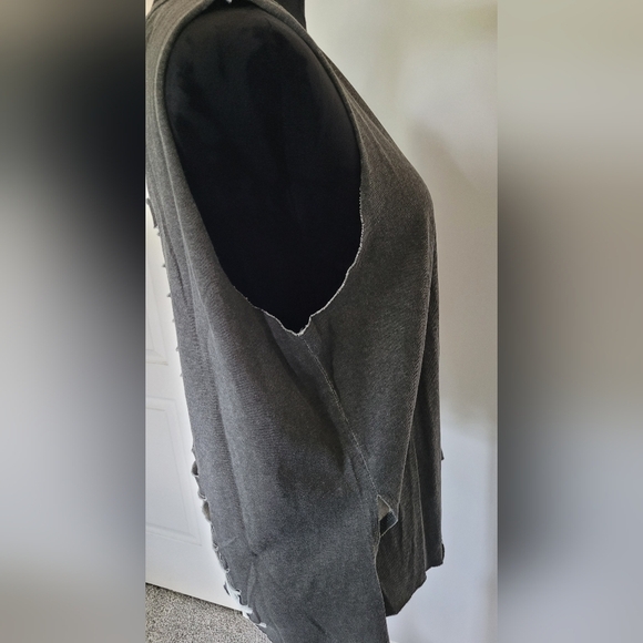 POL Gray Sleeveless Top with Cream Lace and Cutout Detail. Sz S NWOT - Picture 3 of 7